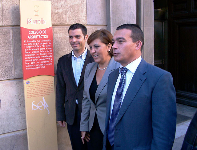 Los ediles socialistas Mª José Alarcón, José Manuel Abellán y Marcos Ros, en la puerta del colegio de Arquitectos de Murcia, tras la reunión mantenida con su decano, Foto 1