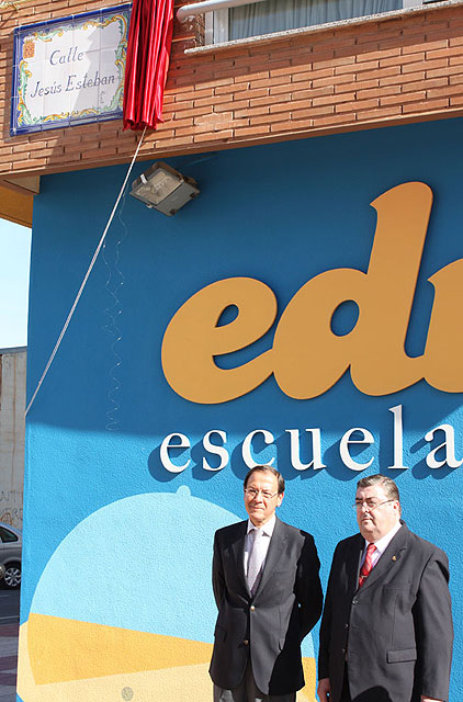 En la foto, el Alcalde, Miguel Ángel Cámara, junto al homenajeado, Jesús Esteban, instantes después de descubrir la placa, Foto 1