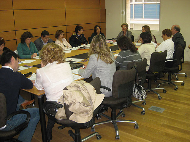 La Comisión de Seguimiento sobre Violencia de Género felicita al Ayuntamiento por el programa de prevención que desarrolla en los centros educativos - 2, Foto 2