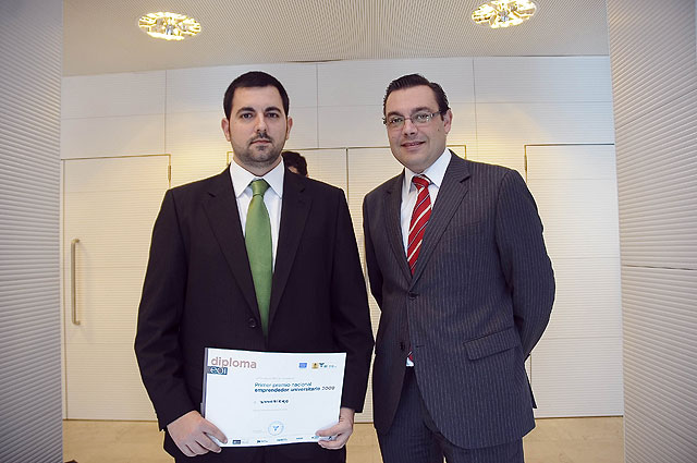 Imagen del director adjunto del Instituto de Fomento, Francisco José Fuentes, junto a Jaime Fernández, ganador en la Edición Nacional de los Premios Emprendedor Universitario organizados por la Escuela de Negocios del Ministerio de Industria, Turismo y Comercio (EOI), Foto 1