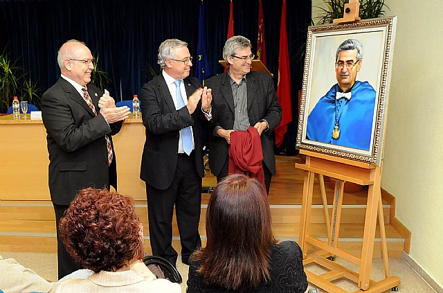 El retrato de José  María Egea se incorpora a la galería de decanos de la Facultad de Biología - 1, Foto 1