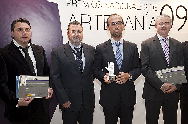 Acto de entrega de los IV Premios Nacionales de Artesanía. De izquierda a derecha, el artesano Martín Lario García, el director general de Comercio y Artesanía, Julio José Lorenzo, el consejero Salvador Marín, y el artesano Joaquín Hernández García, Foto 2