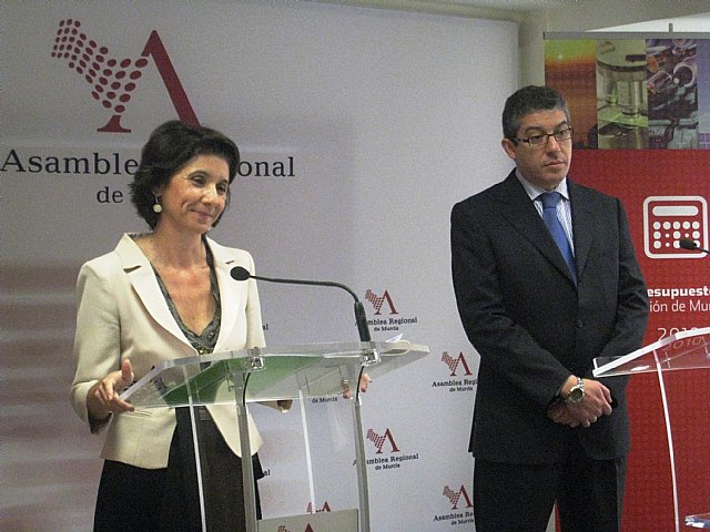 La consejera Inmaculada García, junto al secretario general de la Consejería de Economía y Hacienda, Luis Martínez, durante la rueda de prensa celebrada en la sede parlamentaria, en la que explicó los Presupuestos de su departamento para 2010, Foto 2