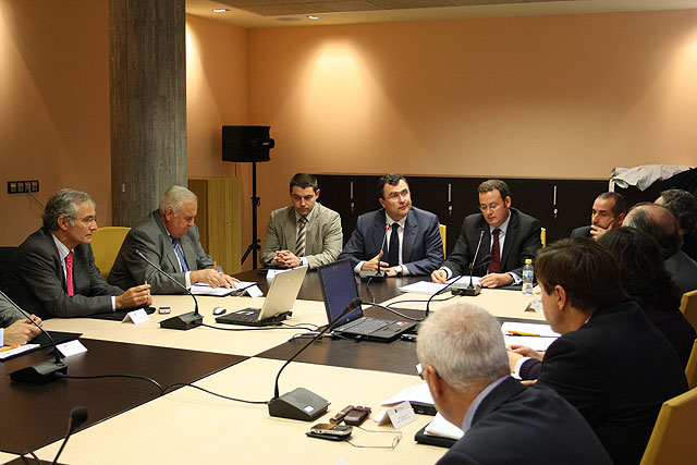 El consejero de Obras Públicas y Ordenación del Territorio, José Ballesta y el director gerente de la Entidad Pública del Transporte, José Guillén, durante una reunión con los responsables de los consorcios y organismos del transporte público en la que se constituyó la primera Mesa de Consorcios y Autoridades del Transporte de España, Foto 1