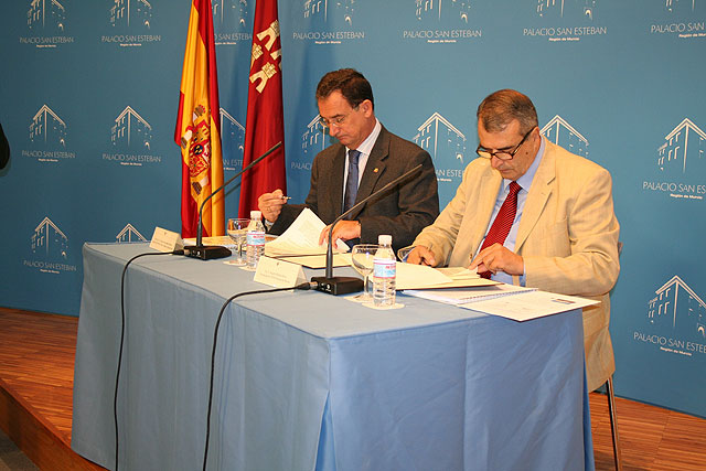 El consejero de Política Social, Mujer e Inmigración, Joaquín Bascuñana, y el presidente del Comité de Representantes de Minusválidos de la Región (Cermi), Joaquín Barberá, durante la firma del convenio, Foto 1