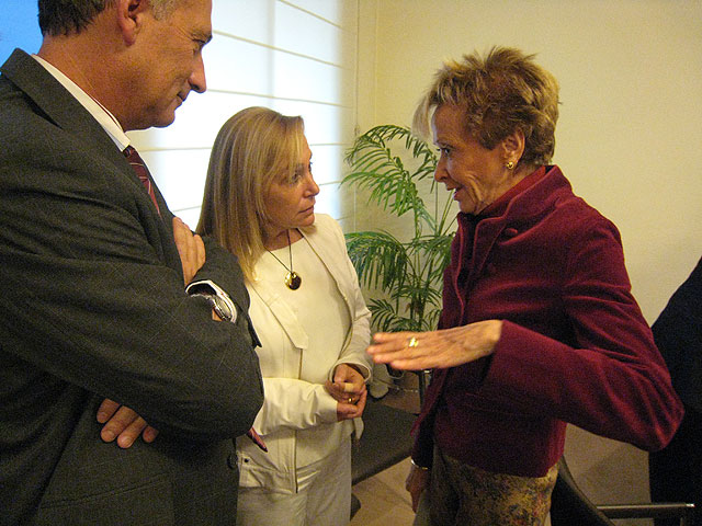 La consejera de Presidencia y Administraciones Públicas, María Pedro Reverte, junto al director general de Empleo Público, Guillermo Insa, y la vicepresidenta primera del Gobierno, María Teresa Fernández de la Vega, tras la reunión de la Conferencia Sectorial de Administración Pública, Foto 1