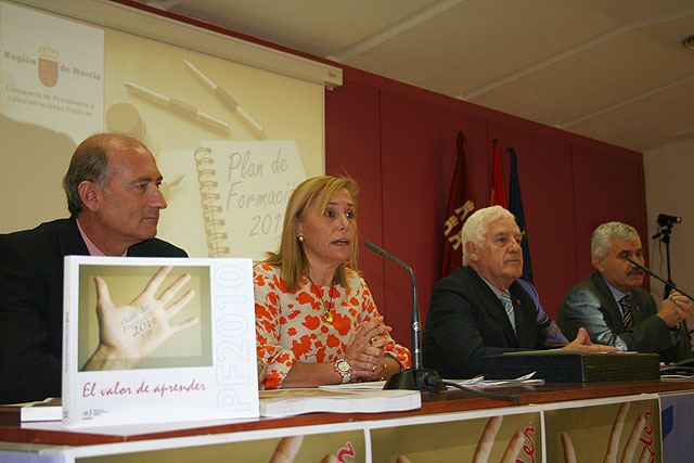 La consejera de Presidencia y Administraciones Públicas, María Pedro Reverte, presentó hoy el Plan de Formación 2010 para los empleados públicos de la Administración regional. En la foto, de izquierda a derecha, el director general de Empleo Público, Guillermo Insa, la consejera Reverte, el director general de Calidad e Innovación de los Servicios Públicos, Diego Cola, y el director de la Escuela de Administración Pública, Francisco Saavedra, Foto 1