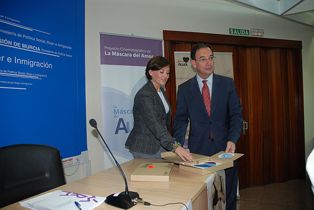 El consejero de Política Social, Mujer e Inmigración, Joaquín Bascuñana, y la directora del Instituto de la Mujer de la Región, Teresa Moreno, durante la rueda de prensa con motivo de la conmemoración del Día Internacional contra la Violencia de Género., Foto 1