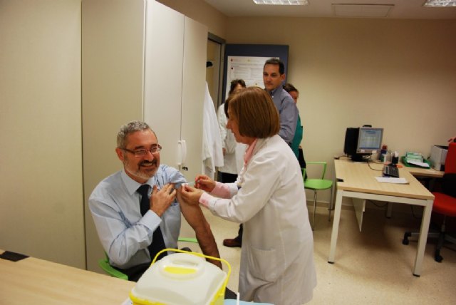 El gerente del Hospital Universitario Virgen de la Arrixaca, Manuel Alcaraz, acudió hoy a vacunarse contra la gripe A., Foto 1