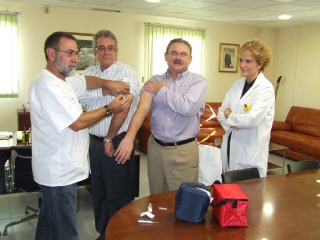 El gerente del Hospital Universitario Santa Maria del Rosell, Manuel Moreno, y el Jefe de la Unidad de Cuidados Intensivos del Hospital, Curro Jiménez,  atendidos por el Servicios de Enfermería del Rosell para vacunarse contra la gripe A, Foto 2