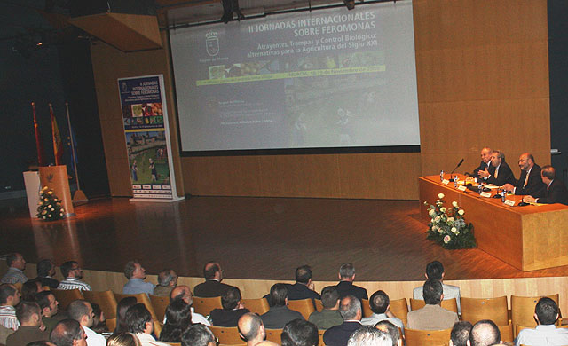 El consejero de Agricultura y Agua, Antonio Cerdá, inauguró hoy las II Jornadas Internacionales sobre Feromonas, Atrayentes, Trampas y Control Biológico: alternativas para la agricultura del siglo XXI, que reune en el Auditorio Víctor Villegas de Murcia a más de 700 participantes, Foto 1