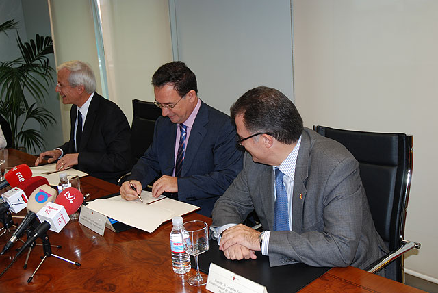 El consejero de Política Social, Mujer e Inmigración, Joaquín Bascuñana, durante el acto de firma de convenio con el vicepresidente del Patronato de la Fundación La Salle Campus Universitario, Luis Severo, en presencia del director general de Inmigración, Cooperación al Desarrollo y Voluntariado, Leopoldo Navarro, Foto 1