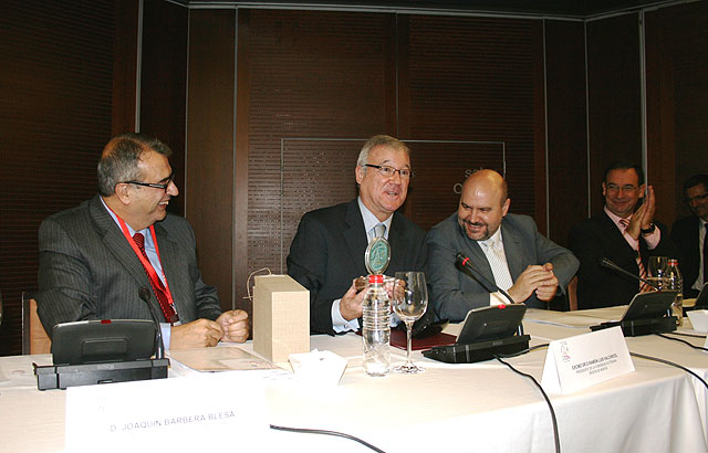 El jefe del Ejecutivo murciano, junto al presidente de Cermi Estatal, Luis Cayo, el presidente de Cermi Región de Murcia, Joaquín Barberá, y el consejero de Política Social, Joaquín Bascuñana, Foto 1