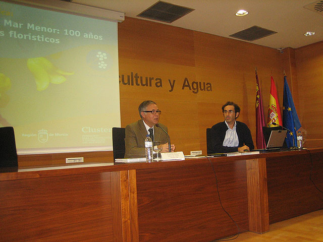 La imagen muestra al secretario general de la Consejería, Francisco Moreno (a la izquierda), en un momento de la presentación de la Guía de la flora del Mar Menor, Foto 1