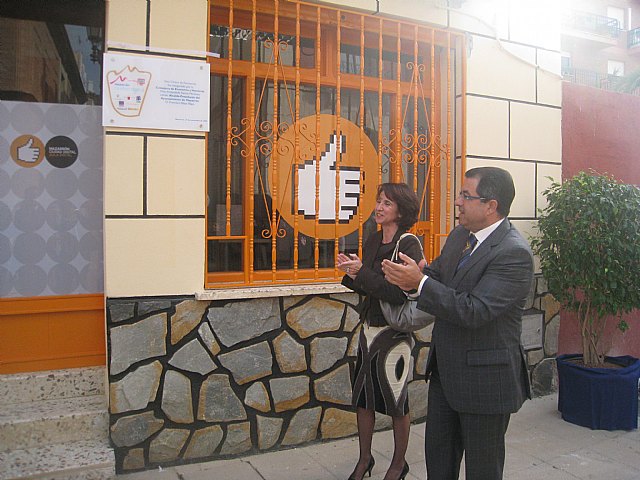  la consejera de Economía y Hacienda, Inmaculada García, junto al alcalde de Mazarrón, Francisco Blaya, durante la inauguración del centro de formación Ciudad Digital de Mazarrón., Foto 1