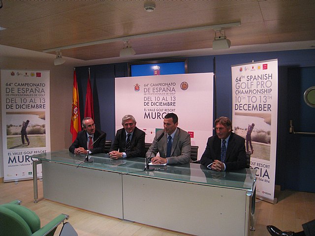 El subdirector de Polaris World, Francisco Sardina, el presidente de la Federación Española de Golf, Gonzaga Escauriaza, el director general de Deportes, Antonio Peñalver, y el presidente de la Federación Murciana de Golf, José Jover, durante la presentación del 64 Campeonato de España de Profesionales Masculino de Golf, Foto 1