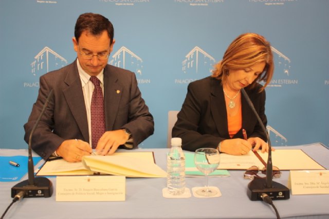  La consejera de Sanidad y Consumo, María Ángeles Palacios, y el consejero de Política Social Mujer e Inmigración, Joaquín Bascuñana, durante la firma del convenio suscrito entre ambas consejerías en San Esteban., Foto 1