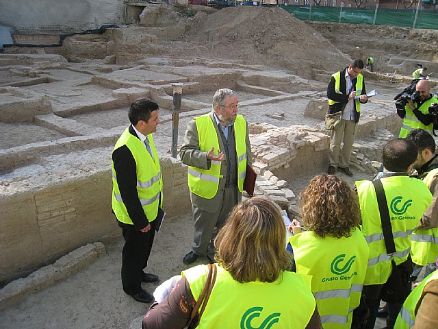 El director general de Bellas Artes y Bienes Culturales, Enrique Ujaldón, y el responsable de área de Arqueología del Servicio de Patrimonio Histórico, Ángel Iniesta, durante el recorrido por la zona donde se encuentran los restos de San Esteban, Foto 1