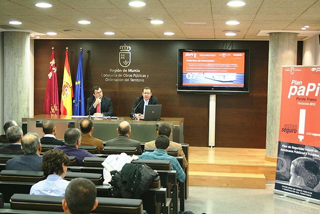 El consejero de Obras Públicas y Ordenación del Territorio, José Ballesta (izquierda), y el director gerente de la EPT, José Guillén (derecha), durante la presentación del Plan 'Papi', Foto 1