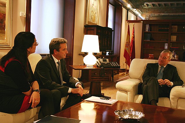 El presidente de la Comunidad, Ramón Luis Valcárcel, recibe al presidente de la Asociación de Productores y Exportadores de Frutas y Productos Agrarios (Apoexpa), Joaquín Gómez, acompañado por la vicepresidenta primera, Esther Gómez. Ambos trasladaron a Valcárcel la preocupación existente en el sector por las medidas de la OCM de Frutas y Hortalizas que perjudica la competitividad de los exportadores y productores por la política de precios. También expusieron la problemática existente por la falta de agua y la subida de la tarifa de precios del agua para los agricultores, Foto 1