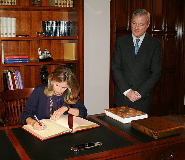 La ministra firmó en el Libro de Honor de la Comunidad Autónoma de Murcia, Foto 1