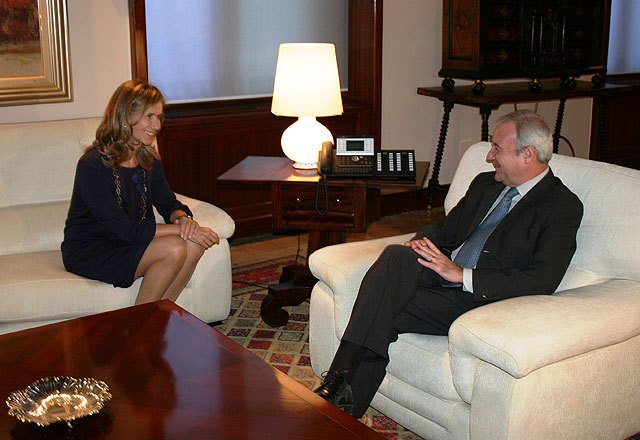 El presidente de la Comunidad, Ramón Luis Valcárcel, recibió hoy a la ministra de Ciencia e Innovación, Cristina Garmendia, Foto 2