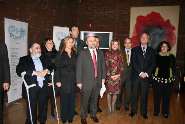  El presidente de la Comunidad, Ramón Luis Valcárcel, recibió hoy en Madrid el Premio Institucional que concede el Comité Español de Representantes de Personas con Discapacidad (CERMI). En la imagen, el jefe del Ejecutivo murciano junto al resto de galardonados., Foto 1