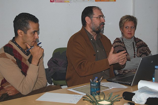 Emiliano Hernández ofreció una charla a inmigrantes sobre parte de la cultura de Jumilla - 1, Foto 1