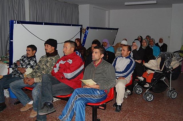 Emiliano Hernández ofreció una charla a inmigrantes sobre parte de la cultura de Jumilla - 2, Foto 2