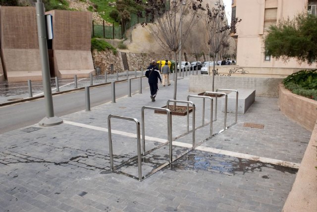 El Ayuntamiento instala ocho nuevos aparcabicis en la ciudad - 1, Foto 1