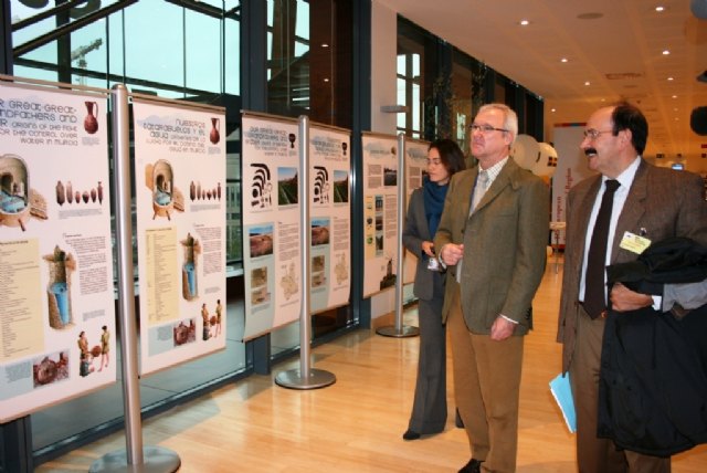 Valcárcel visita en Bruselas la exposición Murcia y el agua, historia de una pasión - 1, Foto 1