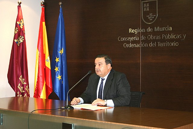 El secretario general de la Consejería de Obras Públicas y Ordenación del Territorio, José María Bernabé, en el balance de los últimos datos de licitación y ejecución presupuestaria de la Consejería en el ejercicio 2009., Foto 1