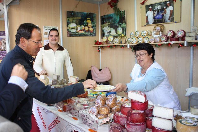 El Alcalde anima a descubrir lo mejor de la tradición artesana de Murcia en la Muestra que se inaugura hoy en Alfonso X - 2, Foto 2