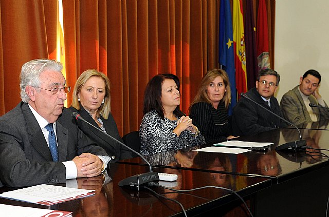 La Universidad de Murcia entregó  las becas del programa de prácticas rurales y sociosanitarias - 1, Foto 1