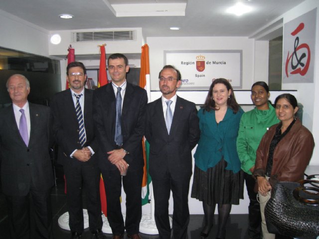 El consejero Salvador Marín (en el centro de la imagen), durante su visita a la Oficina Comercial de la Región de Murcia en Nueva Delhi, junto al presidente de las Cámara de Comercio de Murcia, Francisco Ballesta (1i), el director del Info, Juan José Beltrán (2i), el director de la Oficina Comercial de la Región de Murcia en Nueva Delhi, Luis Gil (3i), la consejera comercial y económica de la Embajada de España en Nueva Delhi, Teresa Solbes (3d), y dos empleadas del personal de la oficina., Foto 1