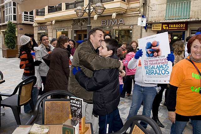 Regalarán abrazos para celebrar el viernes el Día Internacional del Voluntariado - 1, Foto 1