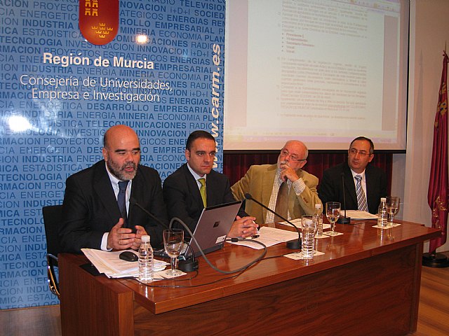 De izquierda a derecha, el abogado de Aema, Joaquín Guzmán Galindo, el director general de Industria,  José Francisco Puche, el presidente de la Autoridad Portuaria, Adrián Ángel Viudes, y el presidente de Aema, Antonio Sánchez, durante la constitución del Club Emas, Foto 1