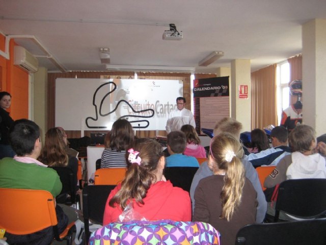 El colegio Puig Campillo visita el Circuito de Velocidad con el ADE - 1, Foto 1