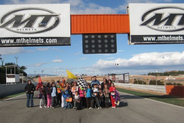 El colegio Puig Campillo visita el Circuito de Velocidad con el ADE - 2, Foto 2