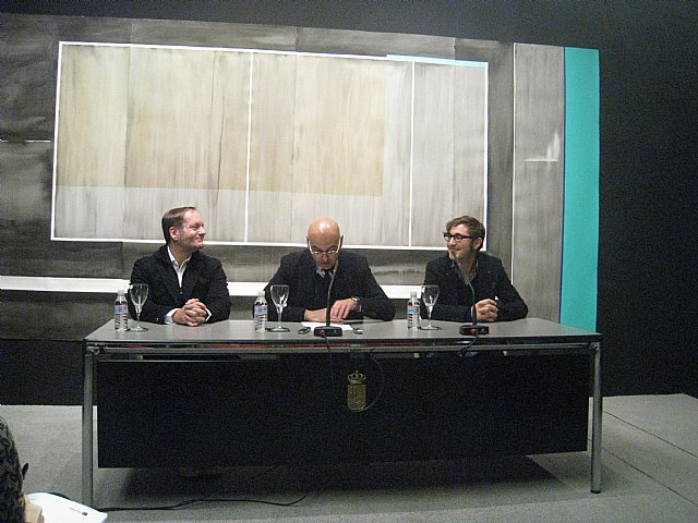 El programador Pablo del Val, el director general de Promoción Cultural, Antonio Martínez, y el artista murciano, Francisco Olivares Díaz (FOD), durante la presentación de su exposición 'Espacio Disponible'., Foto 1