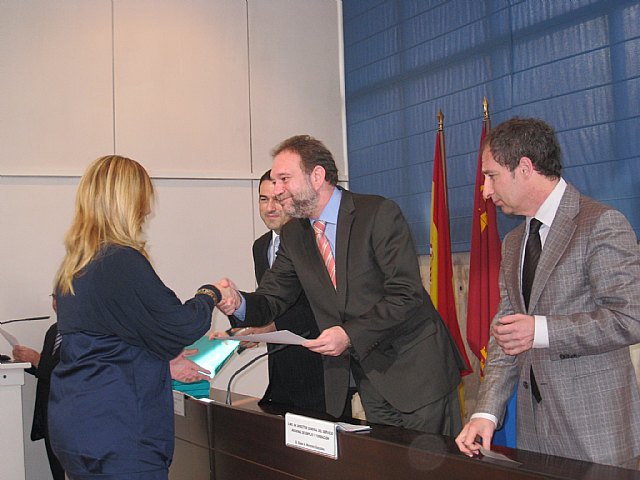 El consejero de Educación, Formación y Empleo, Constantino Sotoca, acompañado acompañado por el director general de Formación Profesional y Educación de Personas Adultas, Joaquín Buendía, y el director general del Servicio Regional de Empleo y Formación, Ginés Martínez, hizo entrega de los Premios Extraordinarios de Formación Profesional a los 17 alumnos de Ciclos Formativos de Grado Superior que han cursado estas enseñanzas, y que han obtenido una calificación superior al 8,5 en su expediente académico., Foto 1