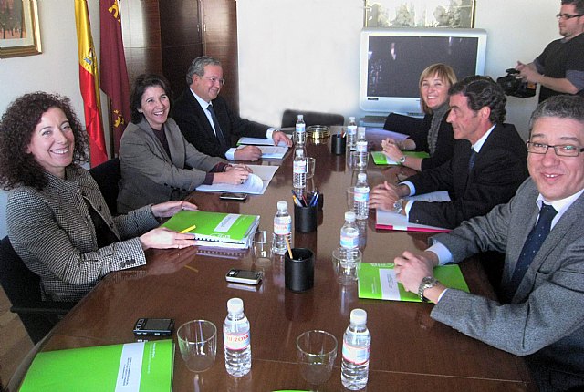 La consejera de Economía y Hacienda, Inmaculada García, presidió hoy la reunión del Consejo de Administración del Instituto de Crédito y Finanzas de la Región. A su izquierda, Eusebio Ramos, y a su derecha, la directora del Instituto Pilar Valero. Enfrente, la directora general de Economía y Planificación, Esther Ortiz; el secretario general de la Consejería de Universidades, Empresa e Investigación, Antonio Sánchez-Solís, y el secretario general de la Consejería de Economía y Hacienda, Luis Martínez.  , Foto 1