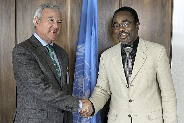 El jefe del Ejecutivo regional, Ramón Luis Valcárcel, mantiene una reunión en Bonn con el secretario ejecutivo de la Convención de las Naciones Unidas para la lucha contra la desertificación (UNCCD), Luc Gnacadja., Foto 1