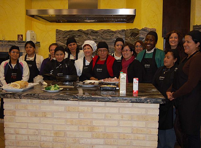 Quince mujeres de distintas culturas aprenden a cocinar en un taller - 1, Foto 1