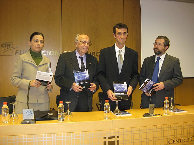 Barnuevo presenta el libro ‘Bosquejo Histórico Jurídico del Consejo de Hombres Buenos de la Huerta de Murcia’ - 1, Foto 1