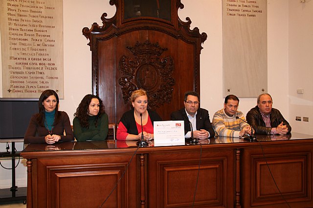 El PSOE dona el importe de su comida de navidad con la prensa a Cruz Roja Juventud para su programa de recogida de juguetes - 1, Foto 1