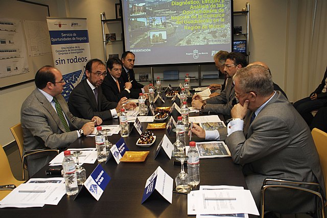 El consejero de Universidades, Empresa e Investigación, Salvador Marín, presenta el estudio ‘Oportunidades de negocio de la comarca del Guadalentín’ a alcaldes, Cámara de Comercio y Ceclor., Foto 1