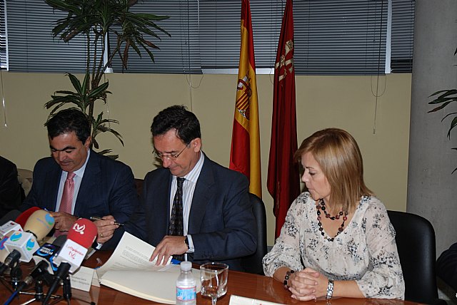 El consejero de Política Social, Mujer e Inmigración, Joaquín Bascuñana, y representantes de los ayuntamientos han firmado un convenio para ayuda a las personas discapacitadas., Foto 1