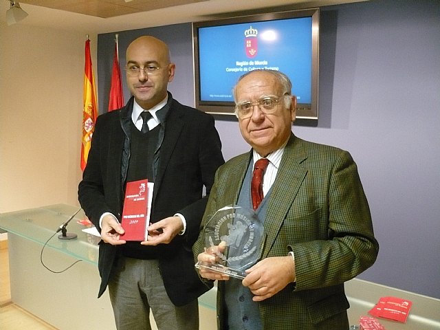 El director general de Promoción Cultural, Antonio Martínez (izquierda), y el presidente de la Asociación Pro Música de Murcia, Octavio de Juan (derecha) en la presentación de los premios Pro Músico del Año, Foto 1