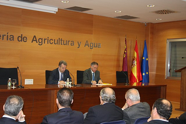 El consejero de Agricultura y Agua, Antonio Cerdá, y el secretario general de la Consejería, Francisco Moreno,en la rueda de prensa sobre el balance de la gestión de este departamento durante el año 2009, Foto 1